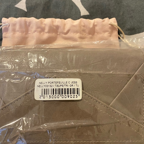 NWT NELLY DUTCH LEATHER
Wallet - Picture 2 of 8